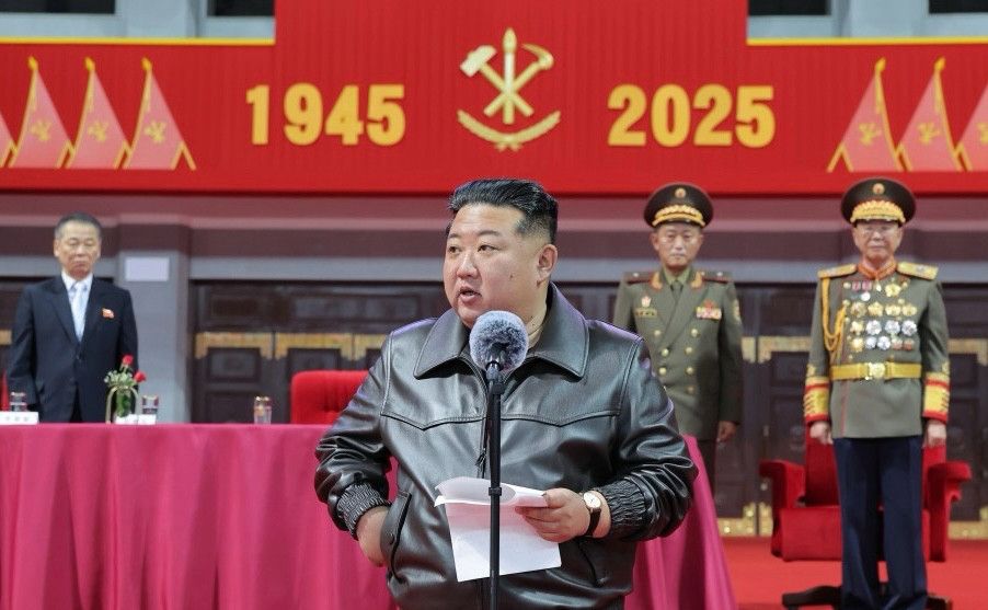Kim Jong Un in a snazzy leather blouson. 