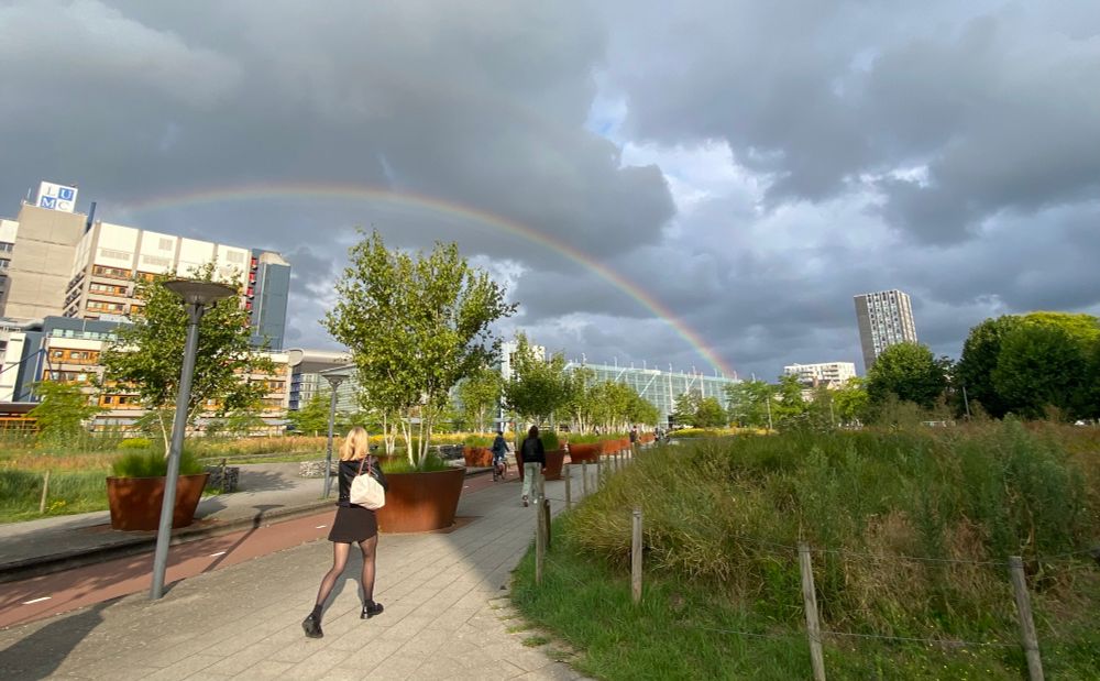 De dag begint mooi met een mooie regenboog boven het bioscience park in Leiden