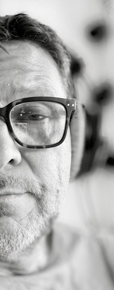 Halbes Portrait von mir - Trage eine Brille, 7 Tage Bart, das Bild ist monochrom (schwarz weiß)