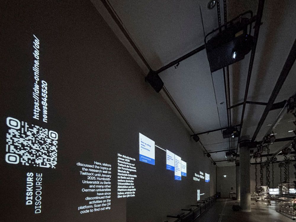 Rückzug der Wissenschaft aus X - im Berliner Schloss, Sitz des Humboldt Forums, wird er auf innovative Art erklärt und dargestellt. QR-Codes führen zur idw-Meldung der HHU.