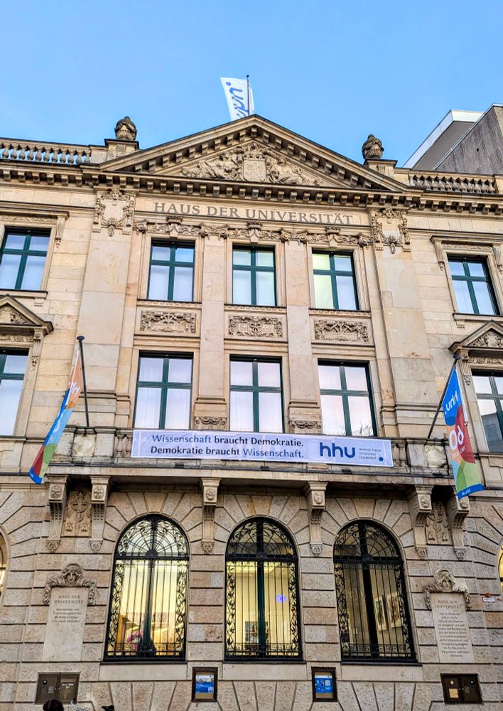 Banner am Haus der Universität, Düsseldorf 