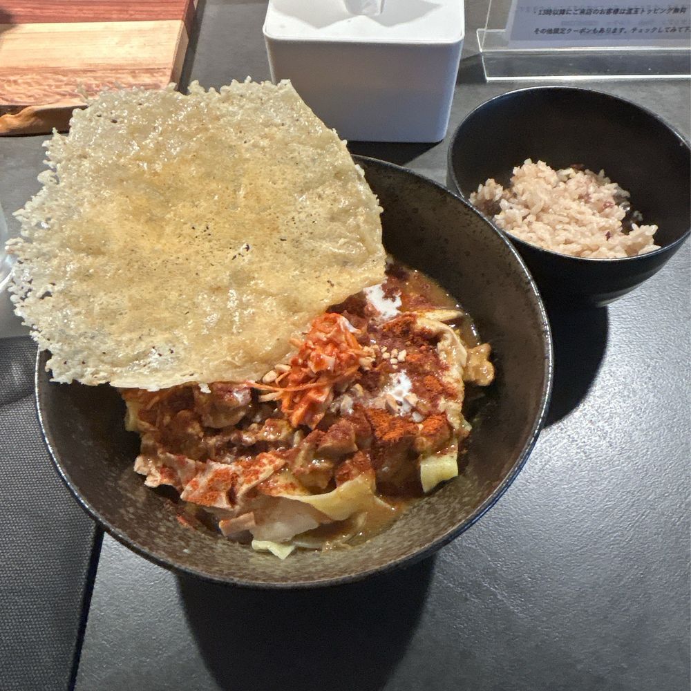 カレーメン大盛り（15穀米出汁飯付）。パリパリチーズとトロトロ豚バラ煮込みをトッピング。大盛りでもお値段変わりません。