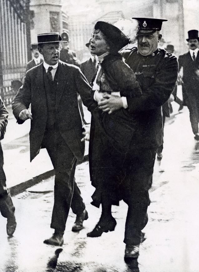 Emmeline Pankhurst, meneuse du mouvement des suffragettes, est arrêtée par le surintendant Rolfe devant le palais de Buckingham, à Londres, alors qu'elle tentait de présenter une pétition au roi George V, en mai 1914.