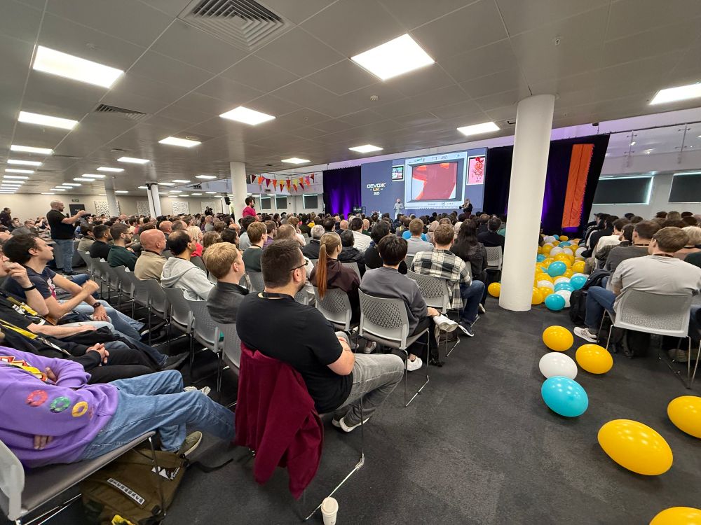 Hundreds of developers seated listening to the keynote 