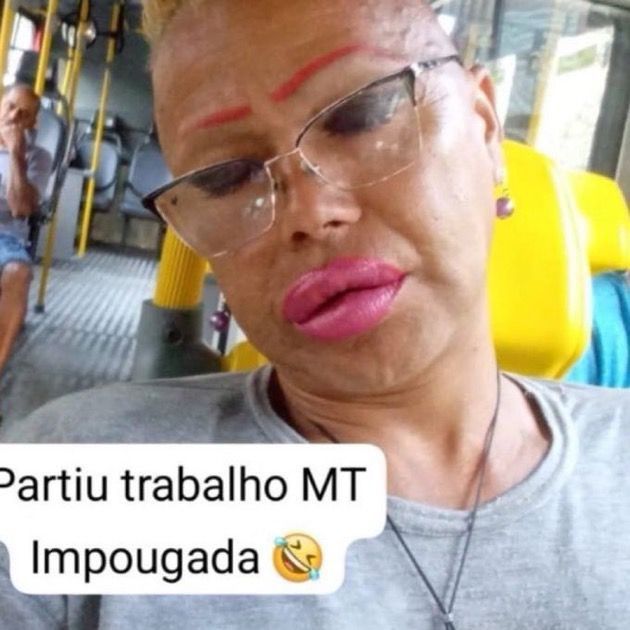 mulher mais velha, de cabelo loiro, sobrancelha vermelha, maquiagem preta e batom rosa fingindo que está dormindo dentro de um ônibus com a legenda "partiu trabalho MT Impougada 🤣"
