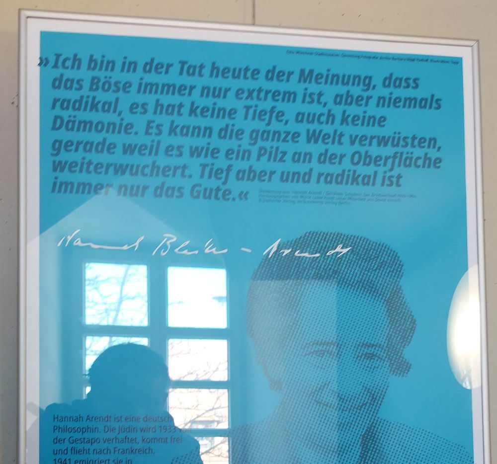 Zitat von Hannah Arendt im Treppenhaus der Bücherei. "Tief aber und radikal ist immer nur das Gute"