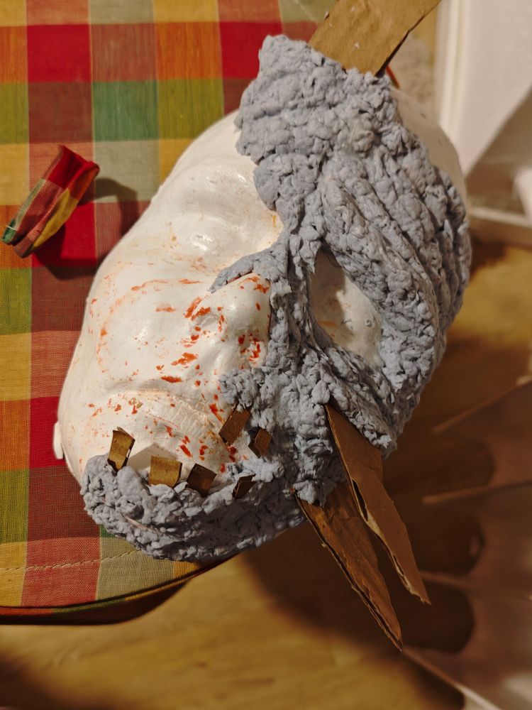 Foto einer Pulpe-Maske auf einem Gipsabdruck eines Gesichts.