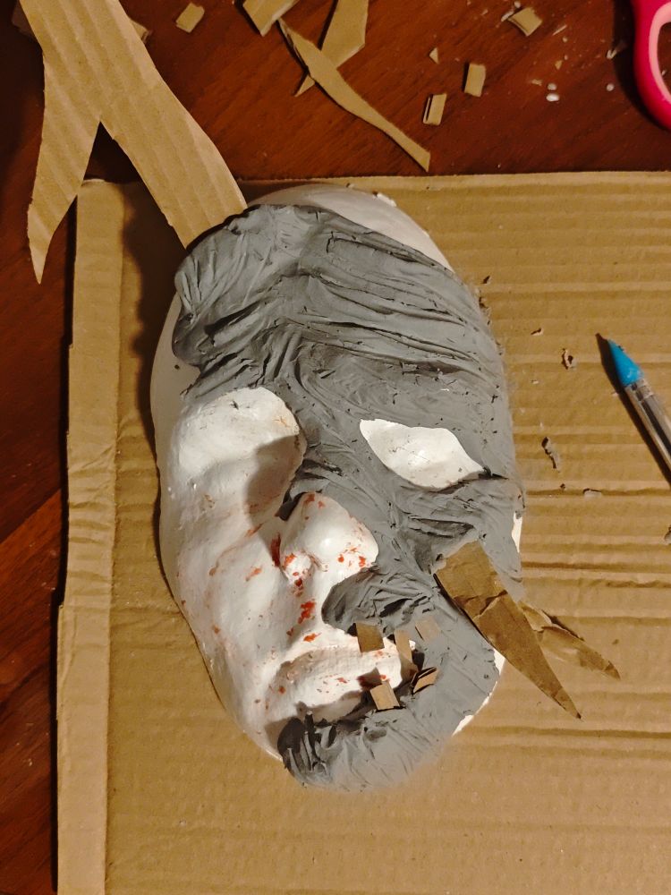 Maske aus Modelliermaske auf einem Gesicht-Gipsabdruck