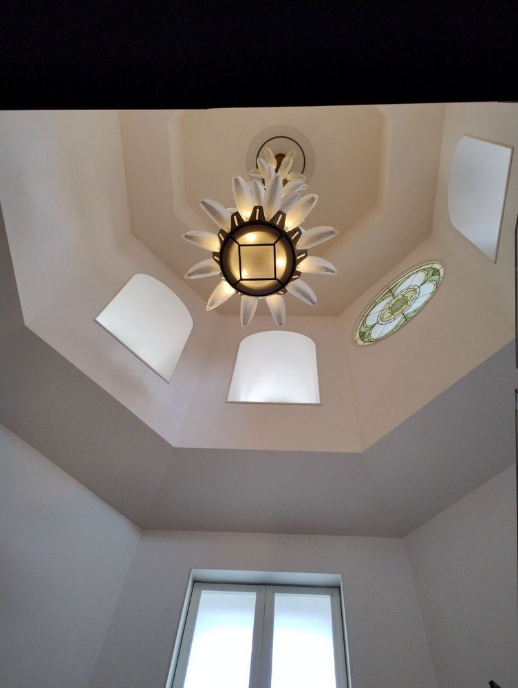 花の形の照明を下から見た写真