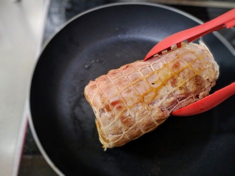 フライパンで豚肉の塊肉を焼いています。