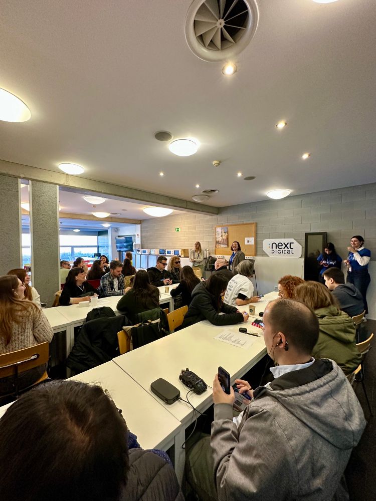 Núria Azanza y Karina Ramírez en la sala Next Digital de la a11yConf 2025 en Gerona hablando de interfaces accessibles en el taller