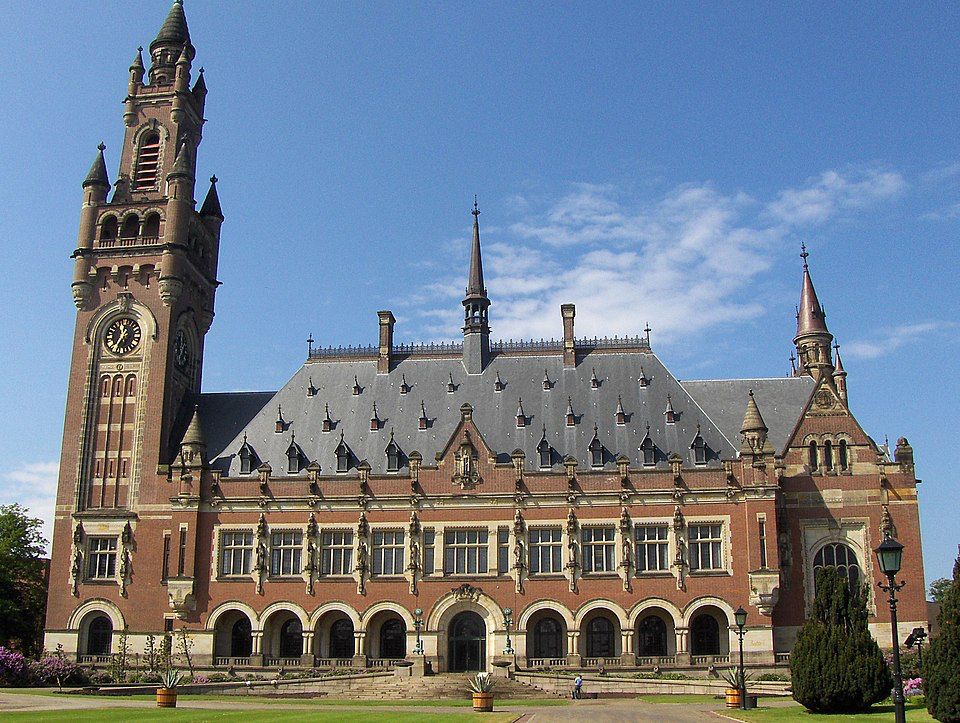 Peace Palace in Den Haag, the seat of the ICJ World Court. The picture shows the outside of the building on a sunny day - Image: Wikimedia, Ontheway Advice CC0