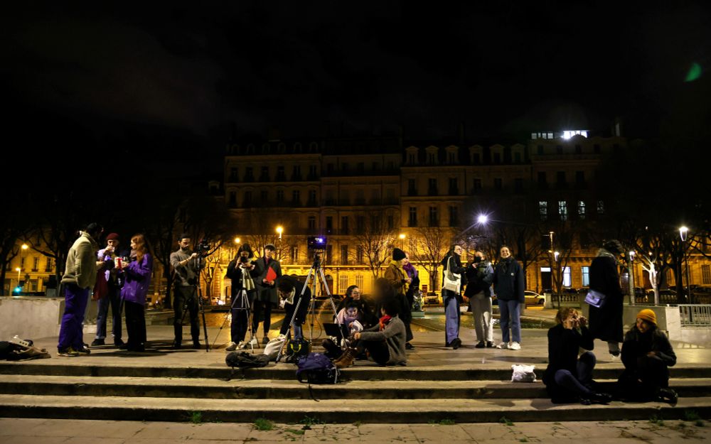 Le collectif Notre Ohrage projète des mots sur le Palais de Justice de Marseille. Photo de Valérie Vrel