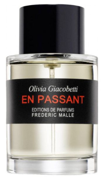 En Passant cylindrical bottle with black label and cap. "EN PASSANT" is in an orange/red font. Created by Olivia Giacobetti. Notes are lilac, cucumber, cedar, and white musk.