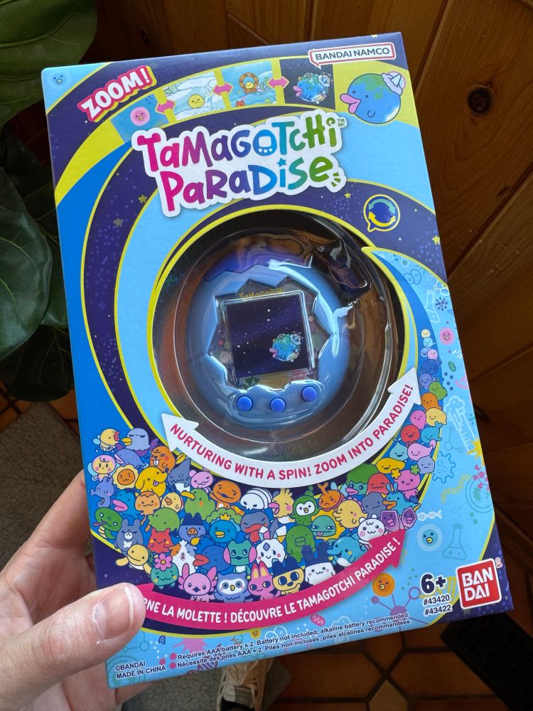 Photo of a Tamagotchi Paradise Blue Water in its packaging (1/2)