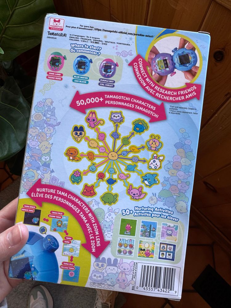 Photo of a Tamagotchi Paradise Blue Water in its packaging (2/2)