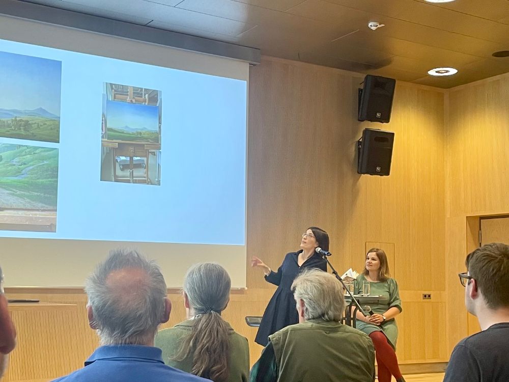 Foto der Vortragssituation: Kia Vahland spricht über das Bild „Böhmische Landschaft mit dem Milleschauer“ von Caspar David Friedrich
