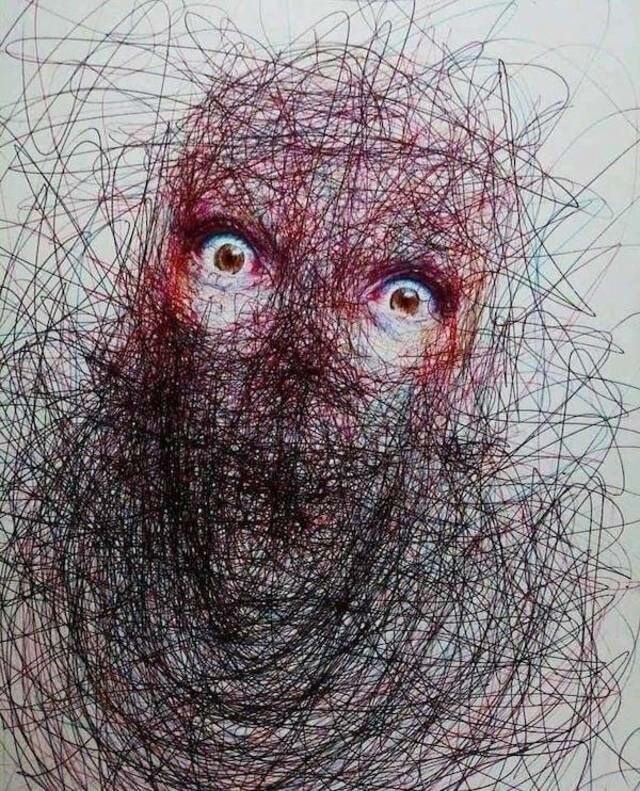 Ein gekritzeltes Bild mit ganz wilder Linienführung, das ganz schemenhaft einen Kopf von schräg oben darstellt. Nur die weit aufgerissenen braunen Augen sind fotorealistisch und blicken dich direkt an.