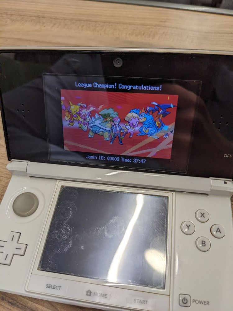 3DS Console on a train table showing entering the Hall of Fame in Pokémon Platinum