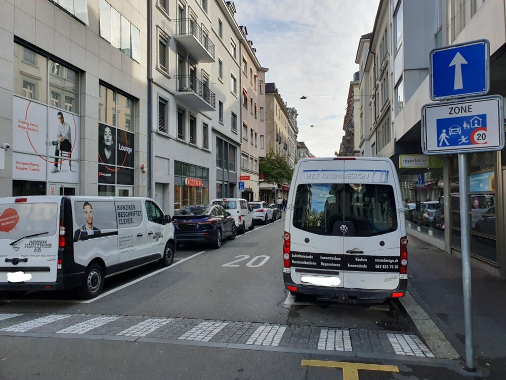 "Begegnungszone" mit beidseitigen Autoparkplätzen an der Schützengasse.