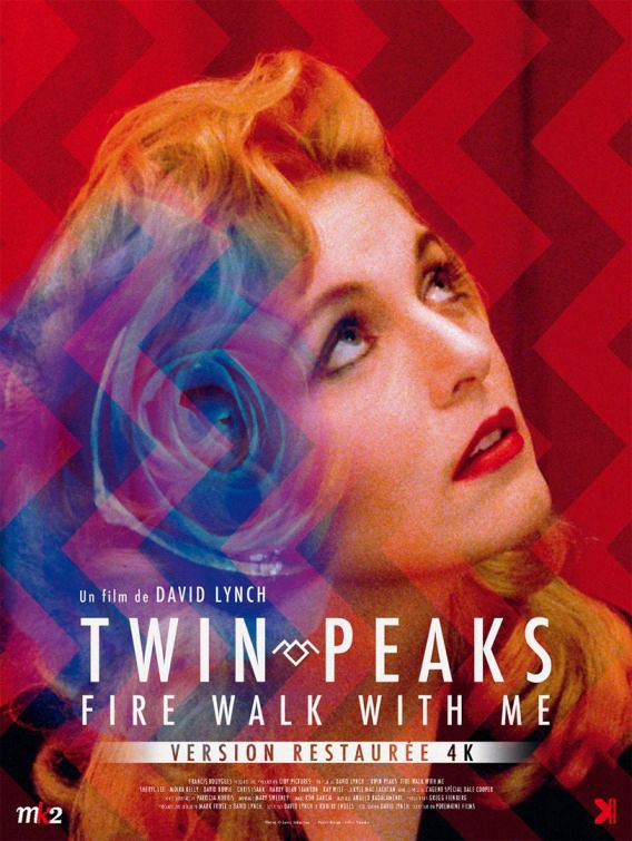 Affiche de Twin Peaks Fire Walk With Me 
Sur un fond rouge, avec le motif du son de la Red Rrom. On voit Laura Palmer qui regarde vers le haut. En transparence dessus, une rose bleue. 

Le titre du film et les crédits sont en bas. 