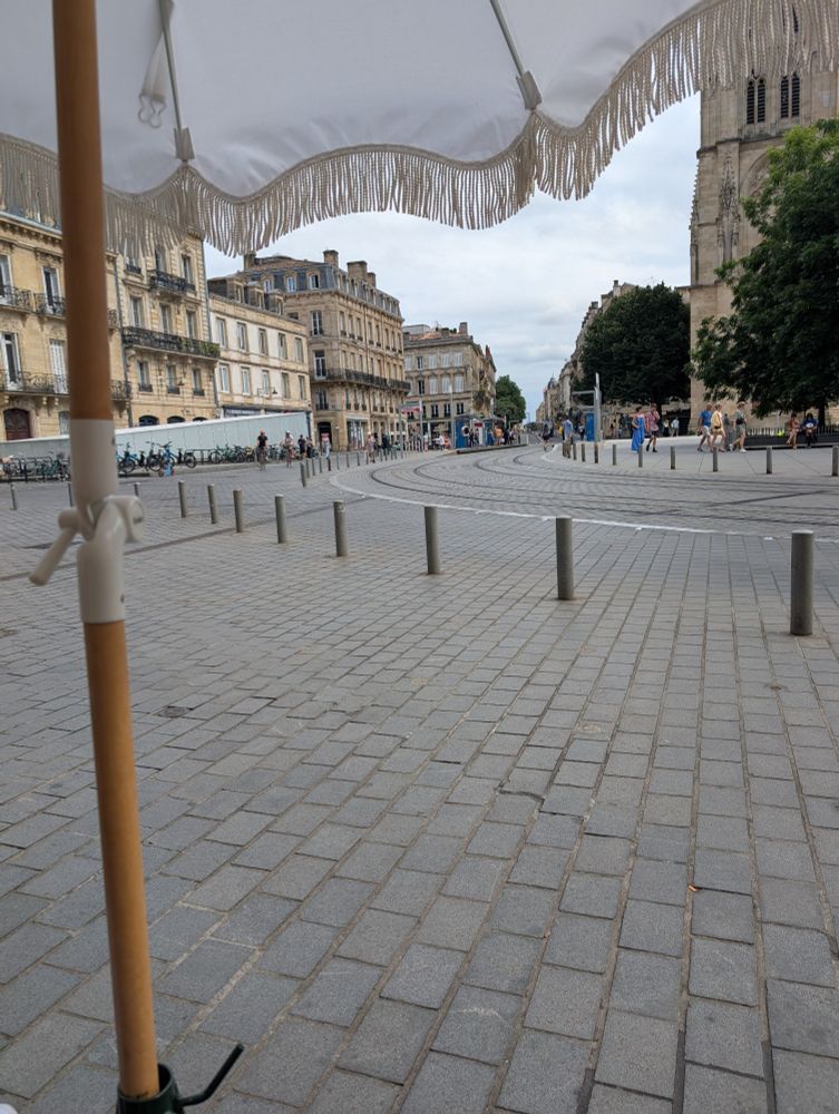 Foto på spårvagnshållplats utanför Presbyterianska katedralen i Bordeaux 