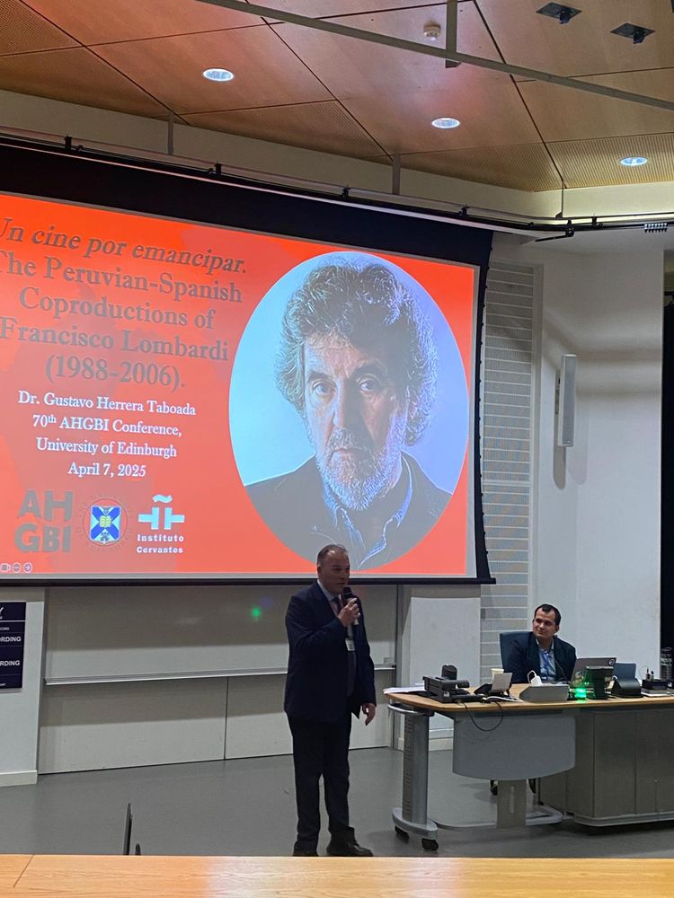 Pedro Eusebio, Director del Instituto Cervantes de Mánchester, presentando la plenaria.