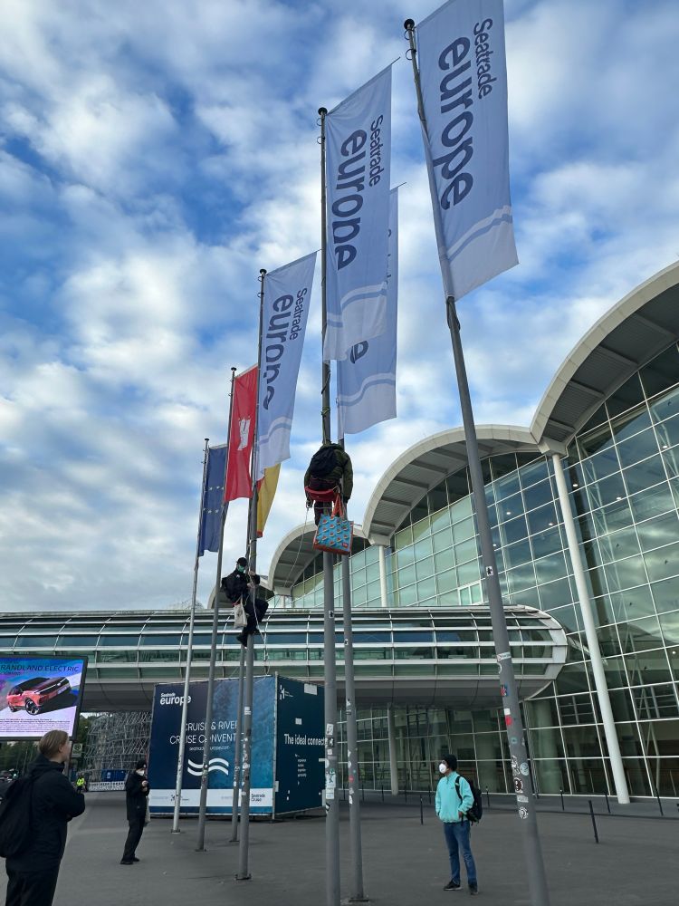 Demonstranten an den Fahnenemasten vor dem CCH gegen Klimakrise 