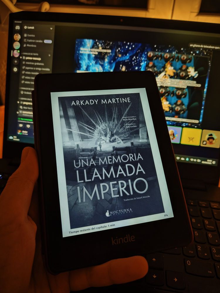 El libro digital de Una memoria llamada imperio dentro del mío Kindle mientras detrás aparece mi portátil con la presentación de la primera sesión.