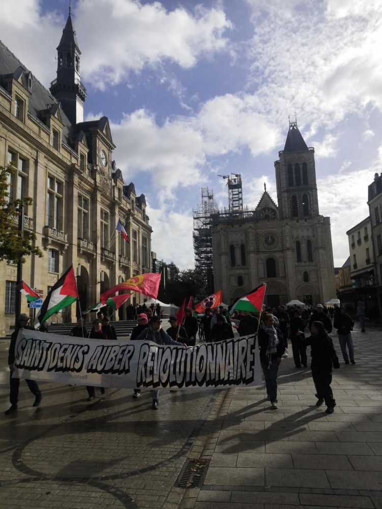Photo de la manifestation au départ de la Basilique de Saint-Denis 