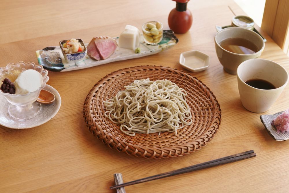 前菜とお蕎麦のセット、デザート付き