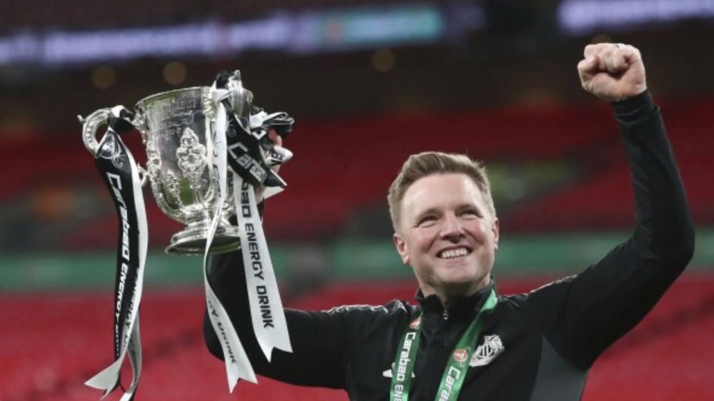 Pic of Eddie Howe holding the Carabao Cup at Wembley. 