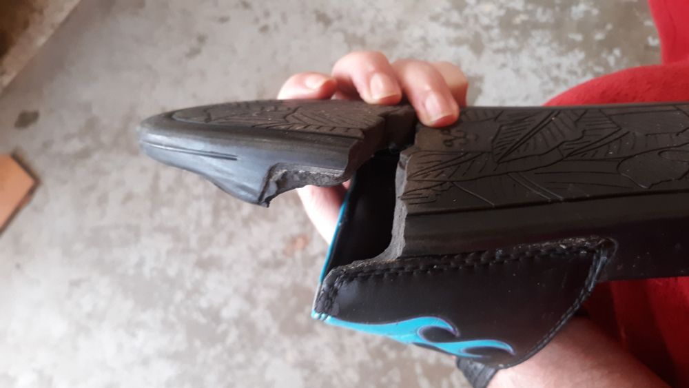 picture of my just now broke flip-flop....