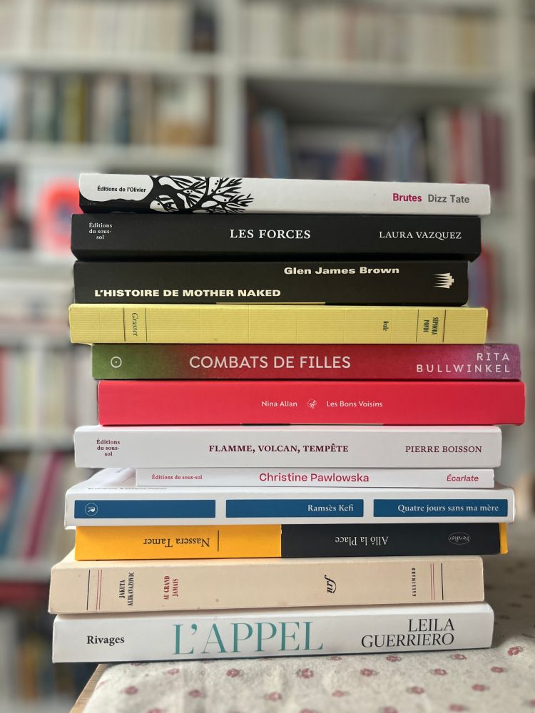 Pile de livre sur laquelle on voit : "L'appel" de Leila Guerriero, "Au grand jamais" de Jakuta Alikawazovic, "Allô la Place" de Nassera Tamer, "Quatre jours sans ma mère" de Ramsès Kefi, "Flamme, volcan, tempête" de Pierre Boisson, "Les Bons Voisins" de Nina Allan, "Combats de filles" de Rita Bullwinkel, "Avale" de Sephora Pondi, "L'histoire de Mother Naked" de Glen James Brown, "Les forces" de Laura Vazquez, "Brutes" de Dizz Tate