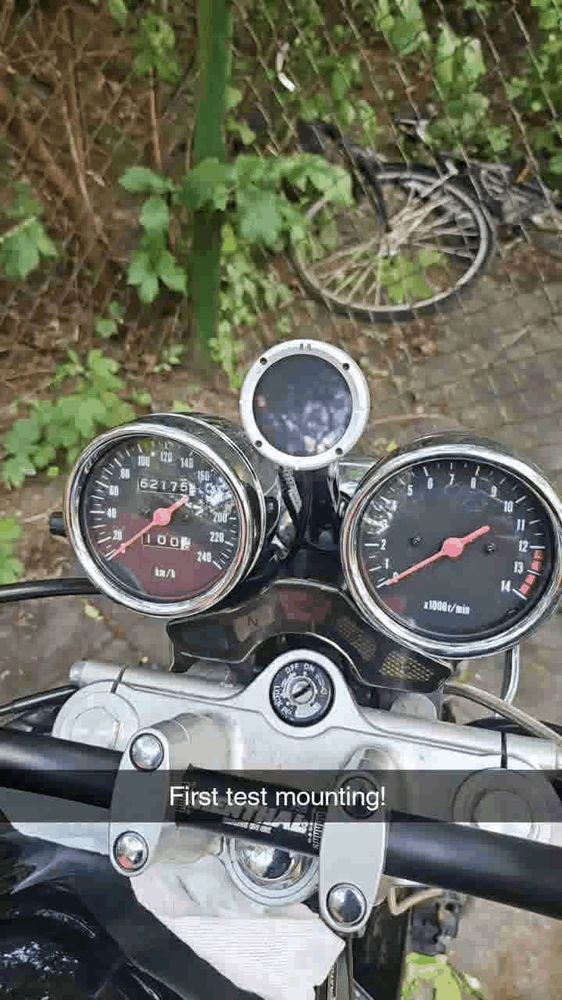 En video av at jeg har montert en Beeline Moto II på motorsykkelen min, mellom de originale tacho- og speedometerene slik at designet går i ett