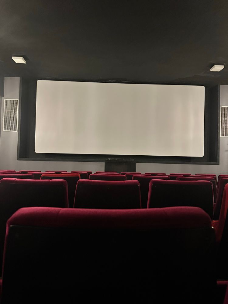 Leere Kinoleinwand in einem kleinen Kino