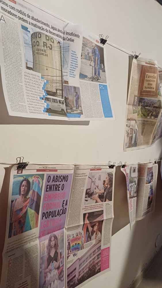 Parece branca com varal de edições do jornal Voz das Comunidades, na sede no Alemão 
