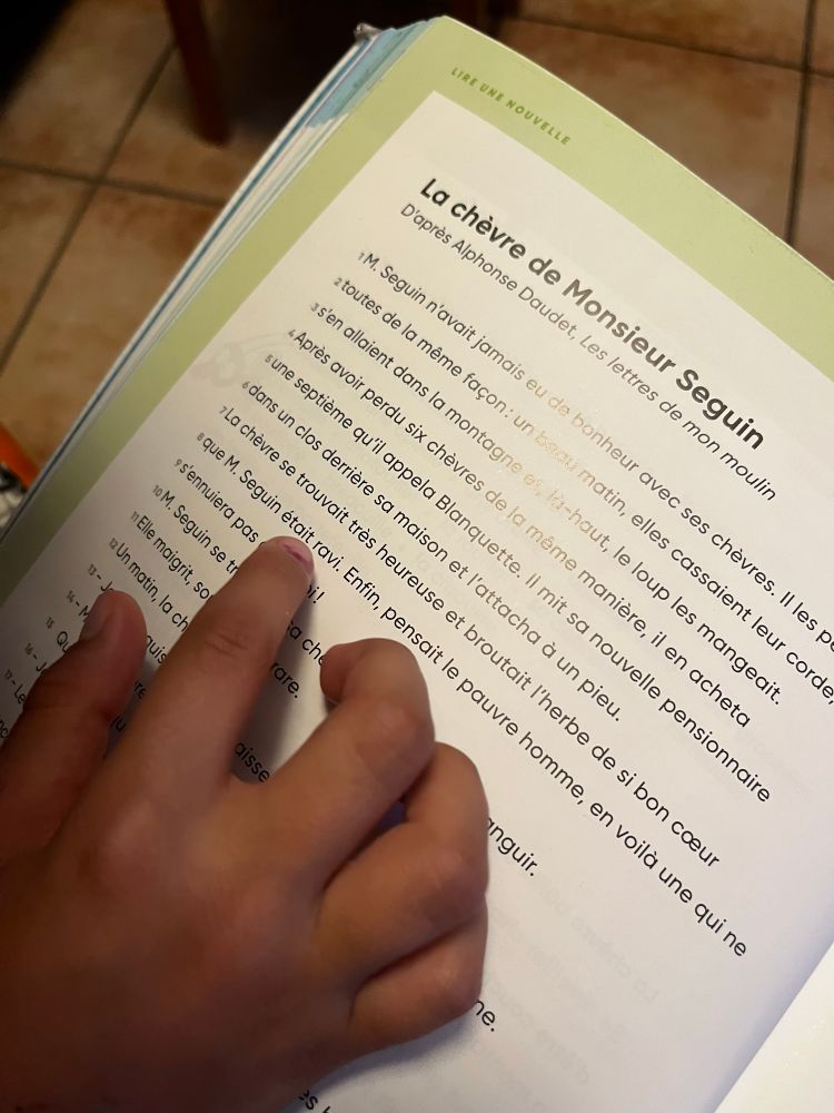 Photo du livre de lecture niveau CP de ma fille, à la page du conte de la Chèvre de Monsieur Séguin 