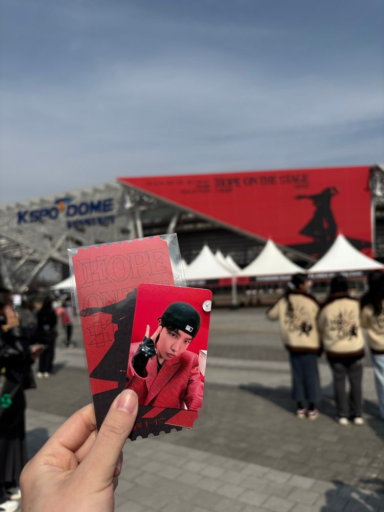 KSPOドームに掲げられたHOPE ON THE STAGEの看板とファンクラブ特典で貰ったj-hopeのトレカを一緒に写した写真