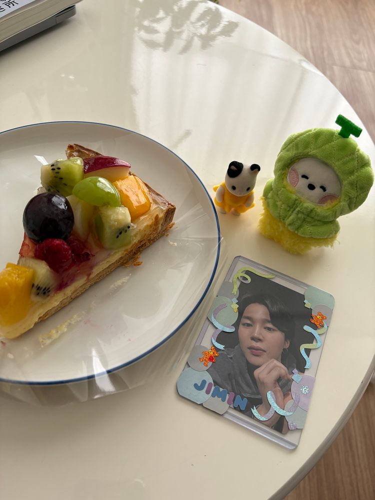 フルーツタルトとジミンさんのトレカとチミーのぬいとシルバニア赤ちゃん