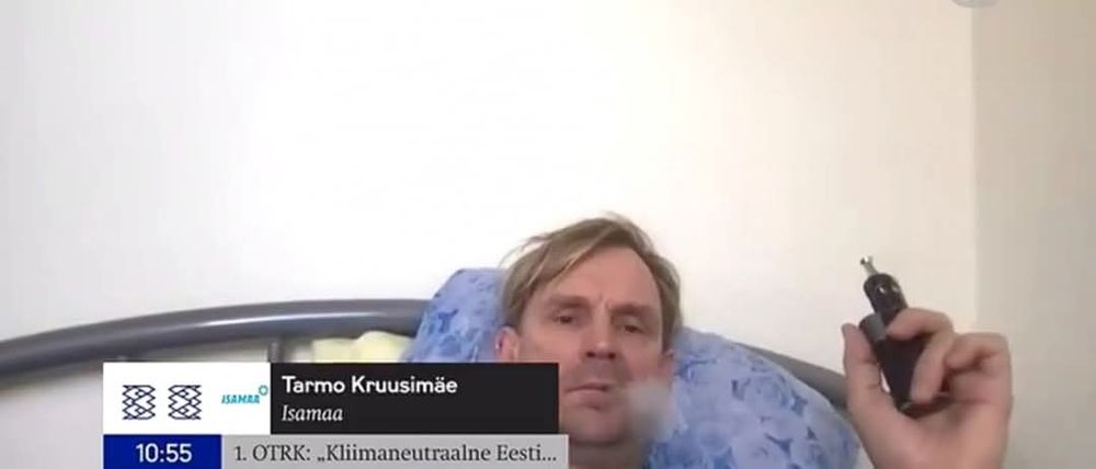 Tarmo Kruusimäe lesib veibiga voodis Riigikogu istungi zoomi kõne ajal.