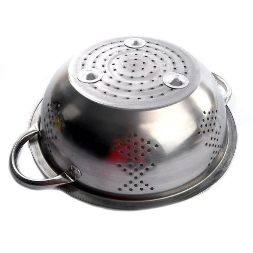 Um escorredor de macarrão feito em aço inox  de ponta cabeça