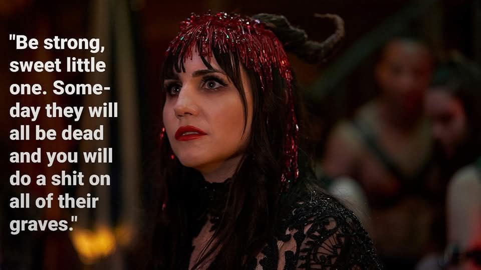 Nadja de What we do in the shadows en su traje característico de la orgía vampírica: incluye el texto "Be strong, sweet little one. Someday they will all be dead and you will do a shit on all of their graves"