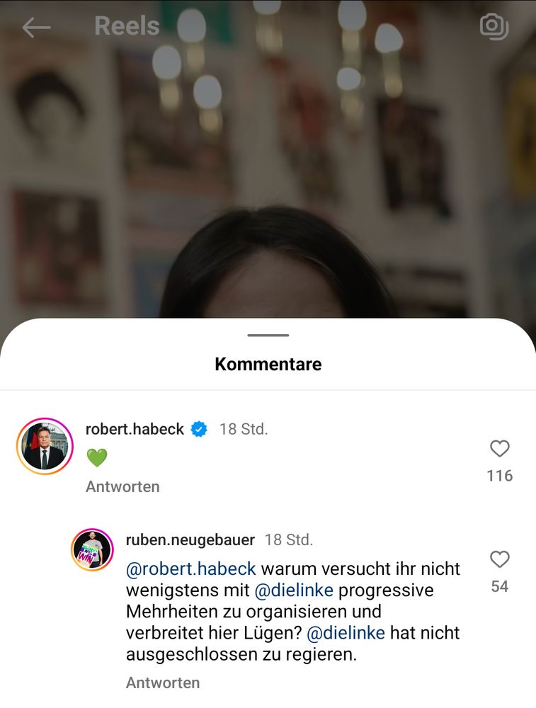 Screenshot Insta, Kommentar-Bereich. Im Hintergrund ist ein Video zu sehen, mit der oberen Hälfte des Kopfes von A. Baerbock. Kommentar von Robert Habeck: Ein grünes Herz. Darunter von Ruben Neugebauer, an Robert Habeck "Warum versucht ihr nicht wenigstens mit Die Linke progressive Mehrheiten zu organisieren und verbreitet hier Lügen? Die Linke hat nicht ausgeschlossen zu regieren. 