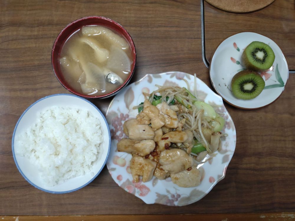 鶏むね肉の照り焼きと野菜炒め、大根と油揚げの味噌汁、白飯。デザートにキウイ。