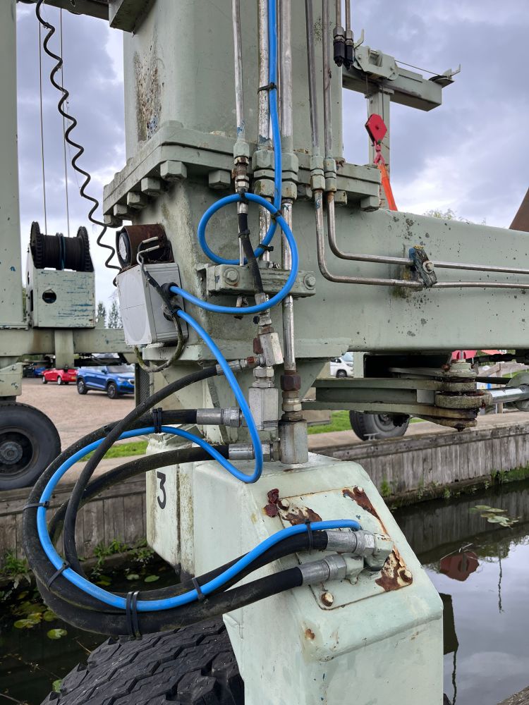 Boat Hoist tire and hydraulic system 