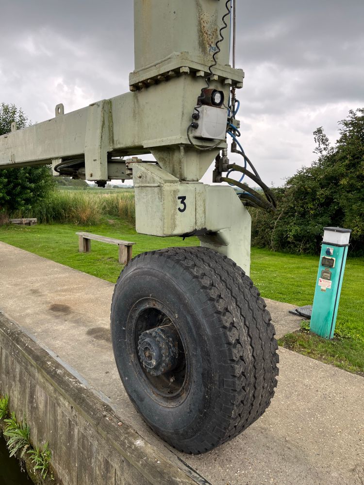 Boat Hoist tire and hydraulic system 