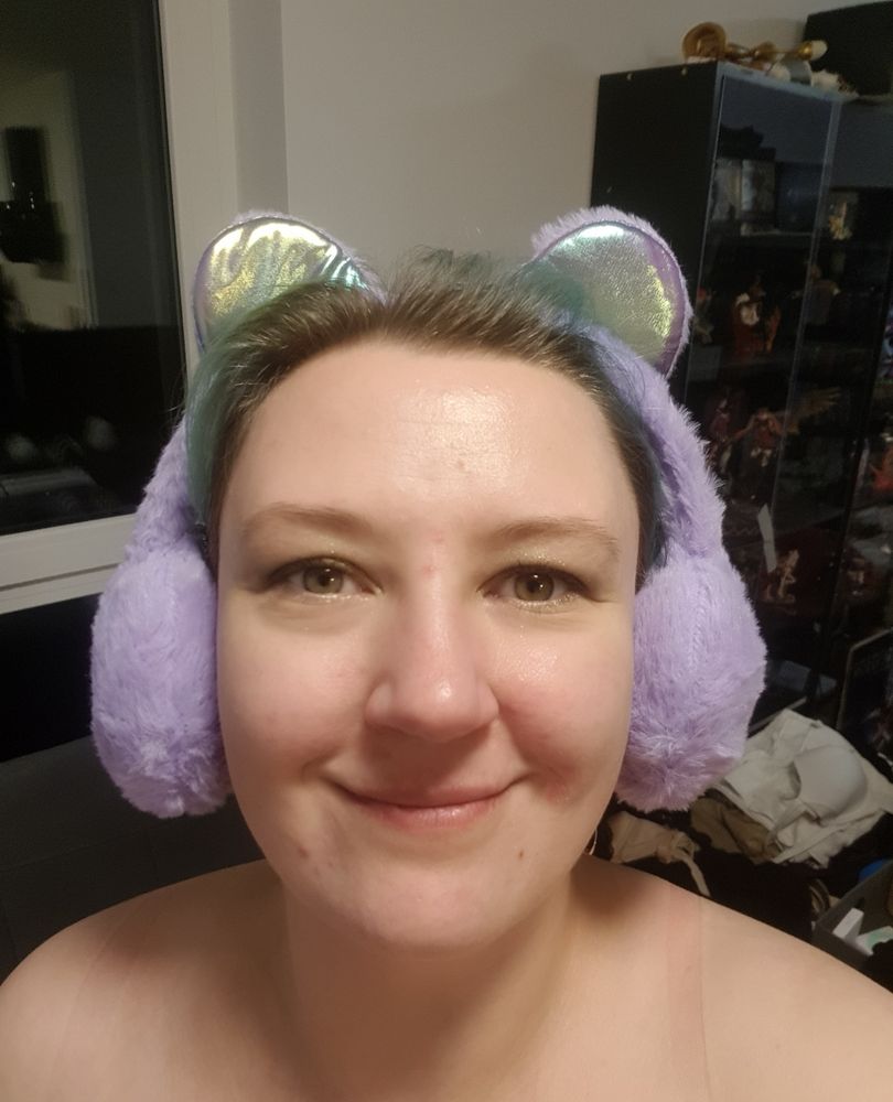 selfie mit den lila ohrenschützern auf dem kopf.