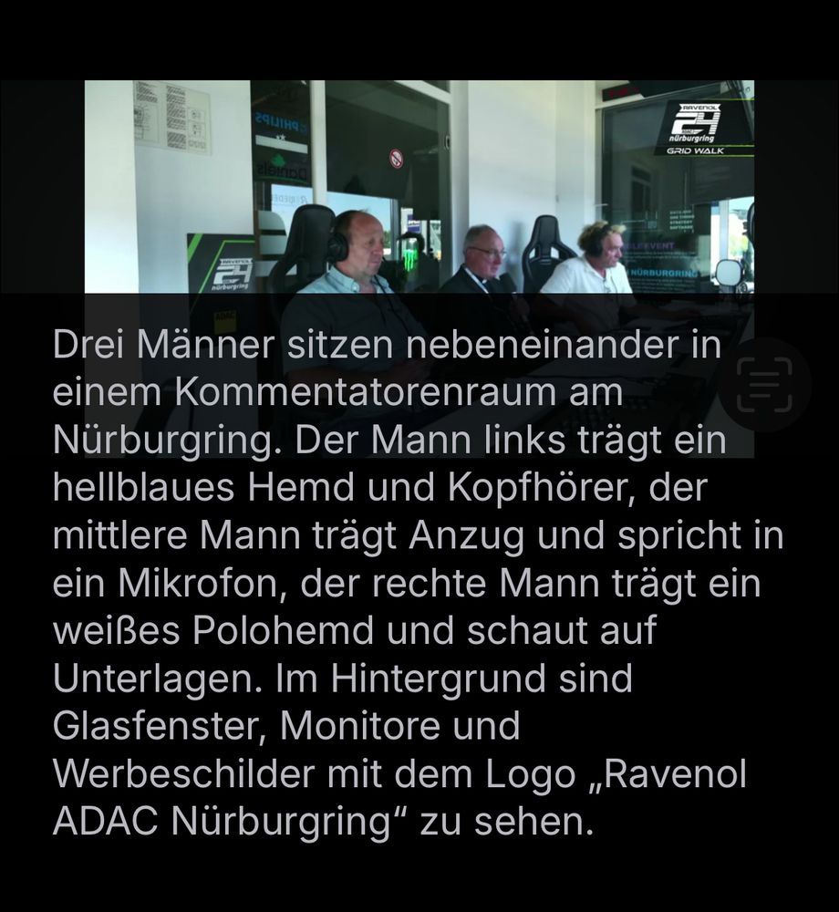 Ein Screenshot eines Bildes von DAX Werner und dem dazugehörigen alt-Text der lautet: Drei Männer sitzen nebeneinander in einem Kommentatorenraum am Nürburgring. Der Mann links trägt ein hellblaues Hemd und Kopfhörer, der mittlere Mann trägt Anzug und spricht in ein Mikrofon, der rechte Mann trägt ein weißes Polohemd und schaut auf Unterlagen. Im Hintergrund sind Glasfenster, Monitore und Werbeschilder mit dem Logo „Ravenol ADAC Nürburgring" zu sehen.