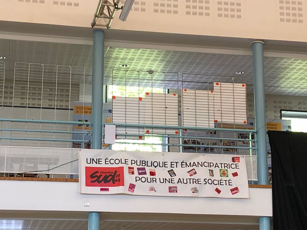 Une banderole de Sud educ « une école publique et émancipatrice pour une autre société »